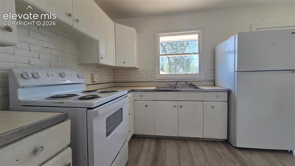 Image 5 of 16: Kitchen