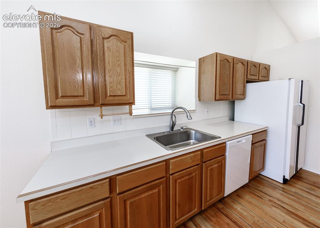 Image 6 of 50: Kitchen
