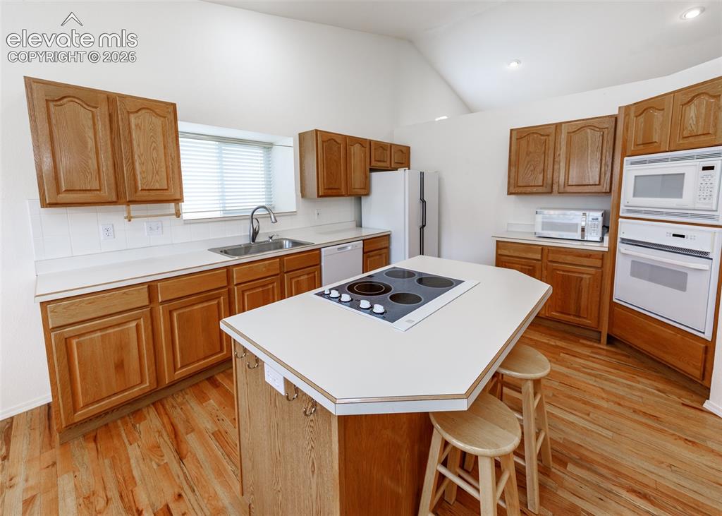 Image 8 of 50: Kitchen