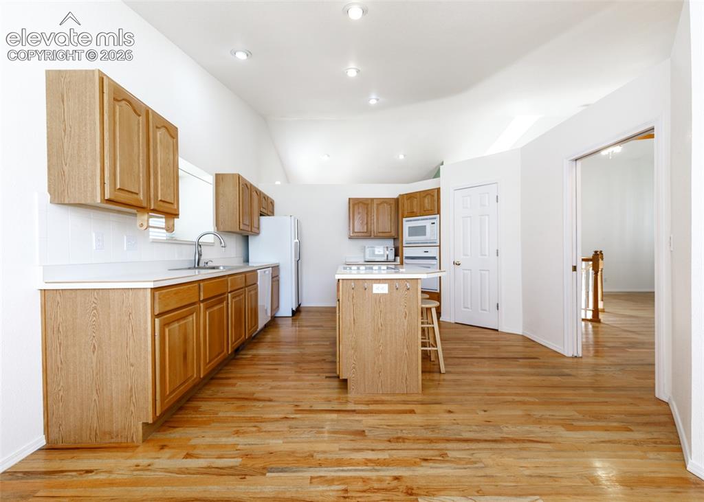 Image 9 of 50: Kitchen