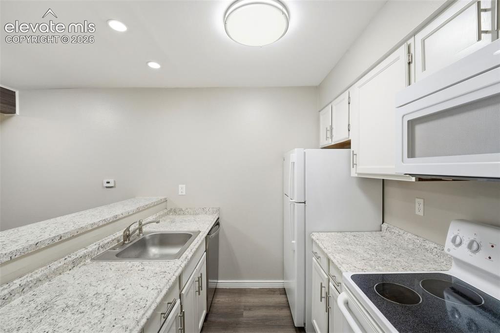Image 10 of 44: Kitchen