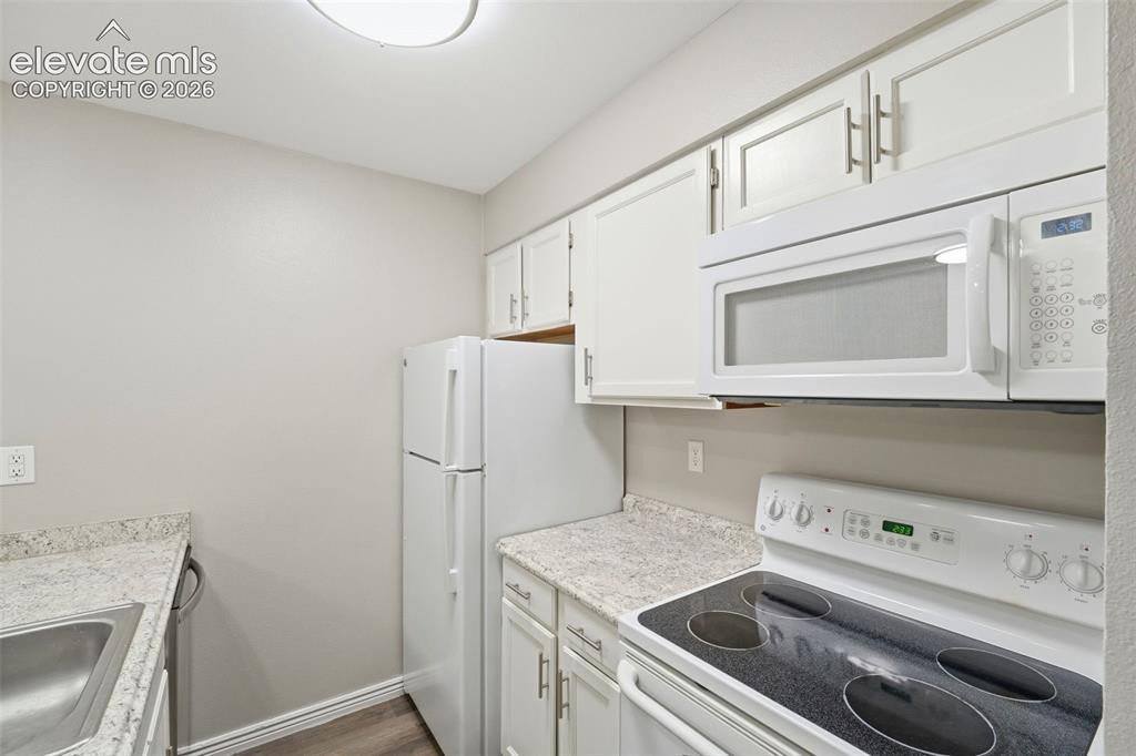 Image 12 of 44: Kitchen
