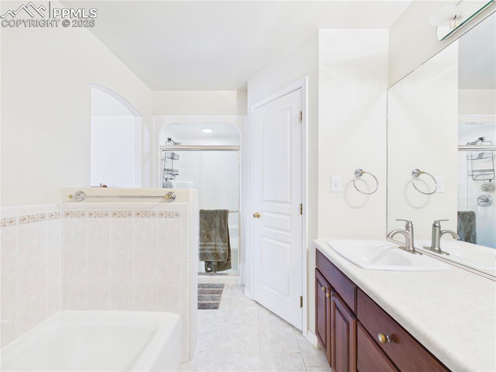 Image 17 of 48: Bathroom