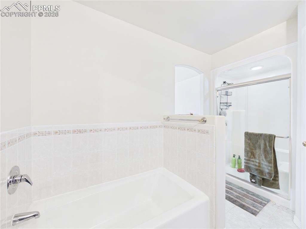 Image 18 of 48: Bathroom