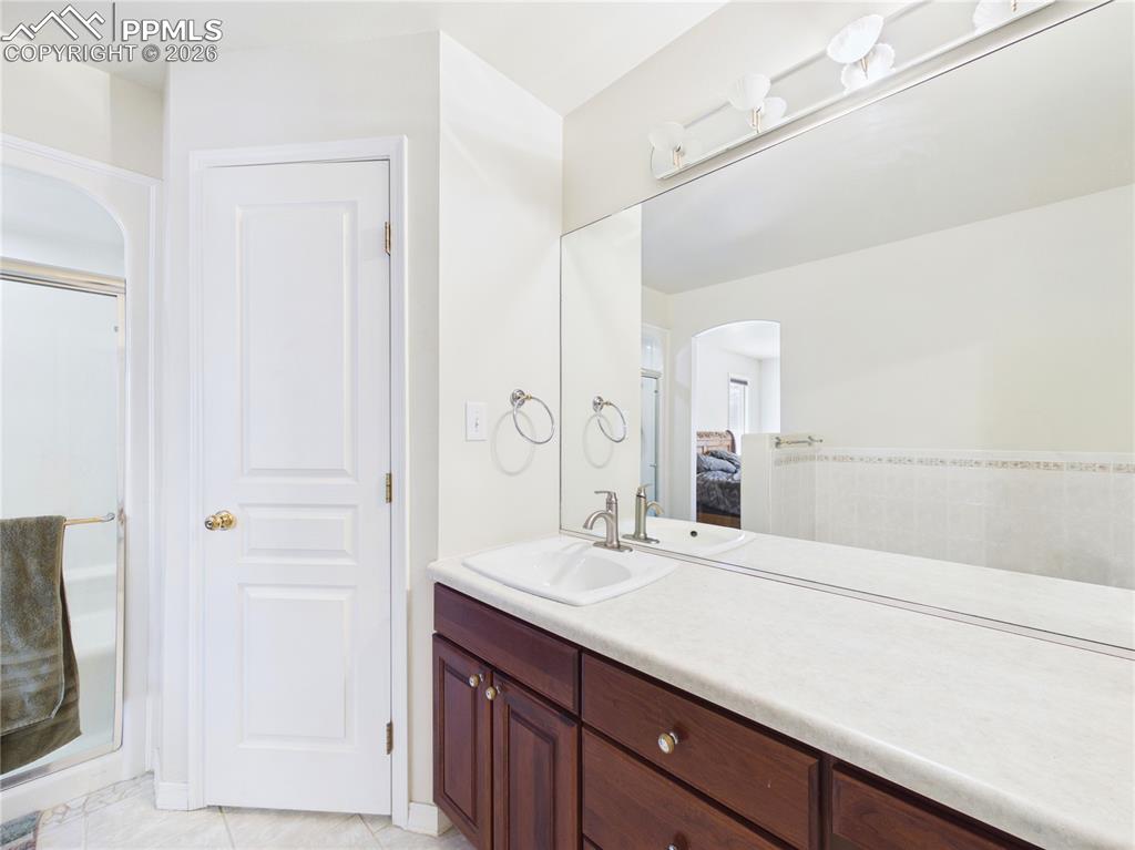 Image 19 of 48: Bathroom