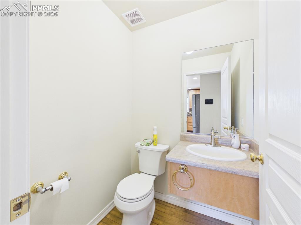 Image 22 of 48: Bathroom