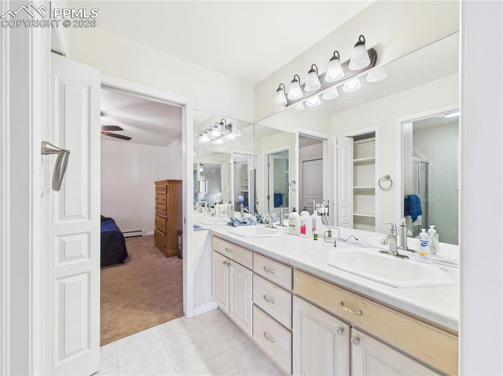 Image 25 of 48: Bathroom