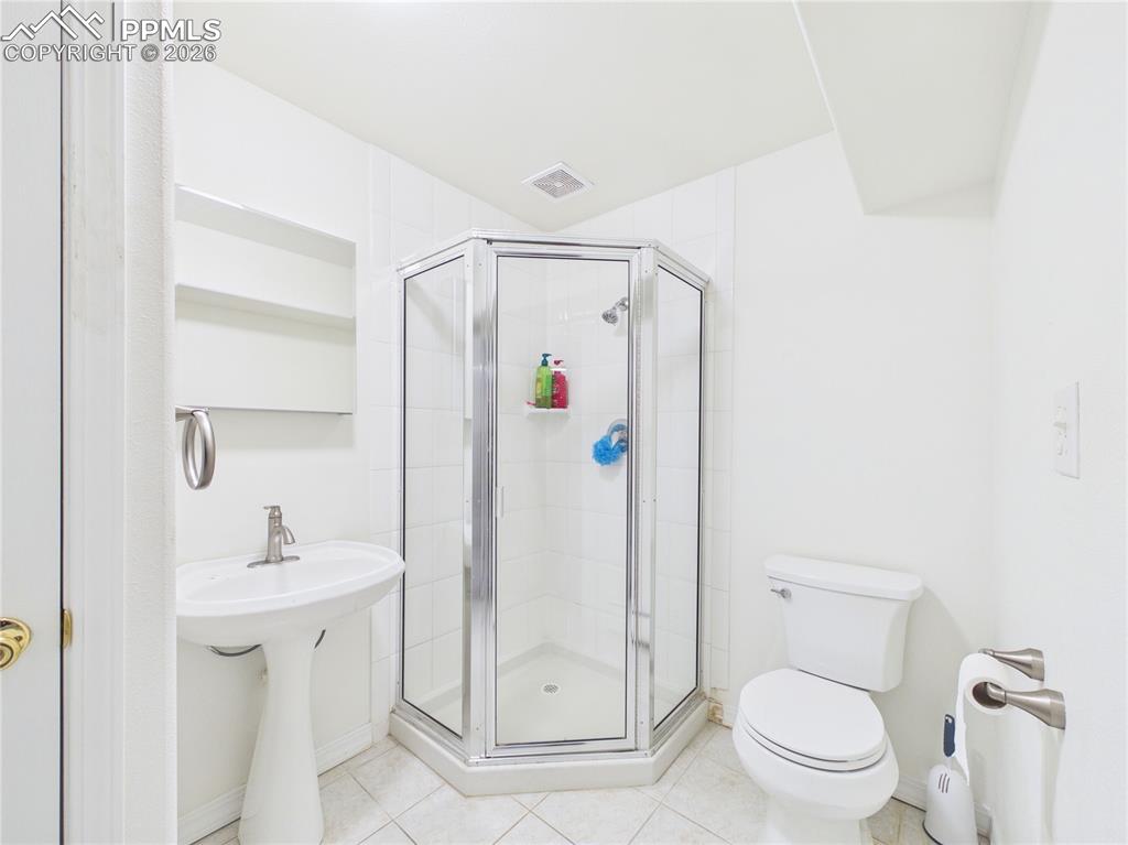 Image 33 of 48: Bathroom