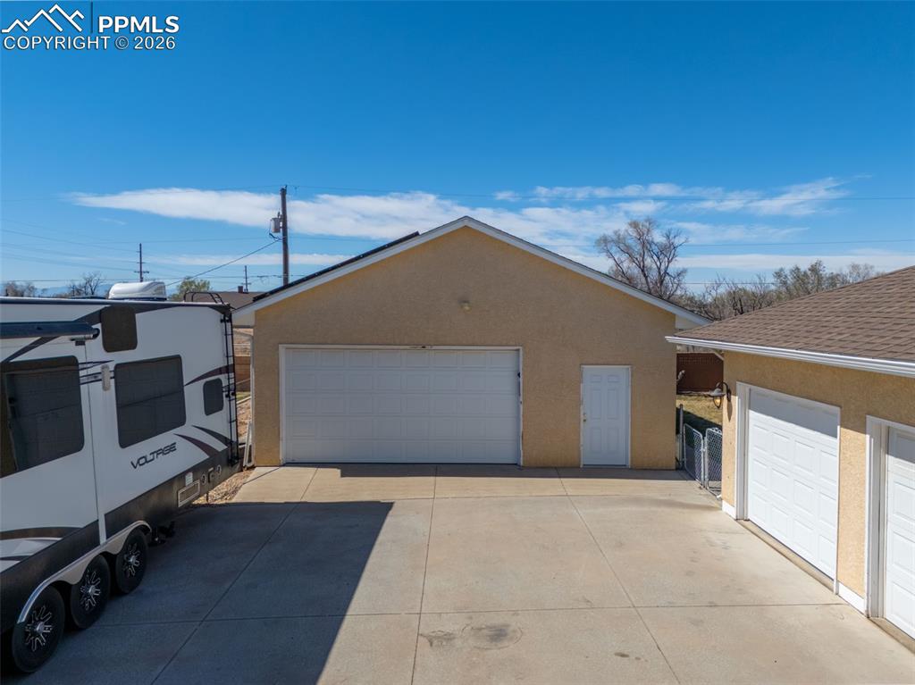 Image 42 of 48: Garage