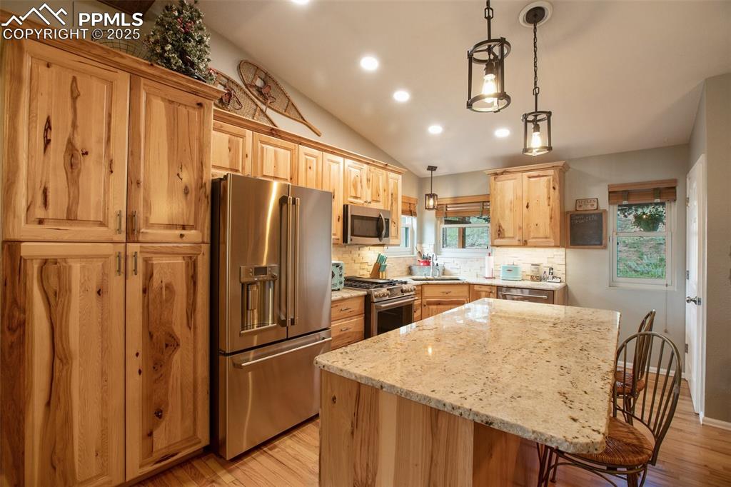 Image 11 of 32: Kitchen