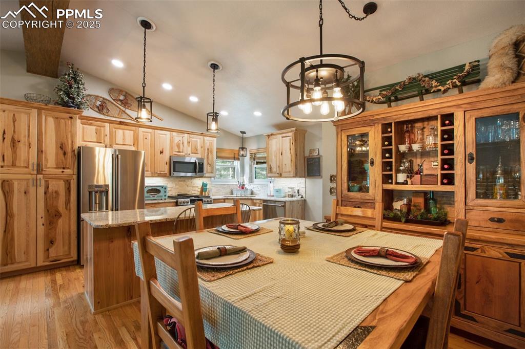 Image 12 of 32: Dining Area