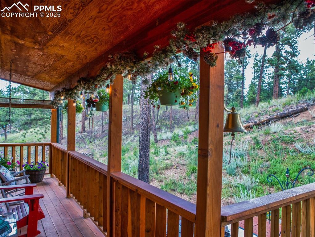 Image 18 of 32: Deck