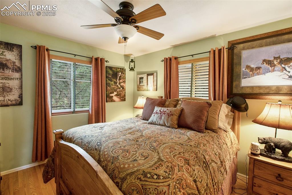 Image 19 of 32: Bedroom