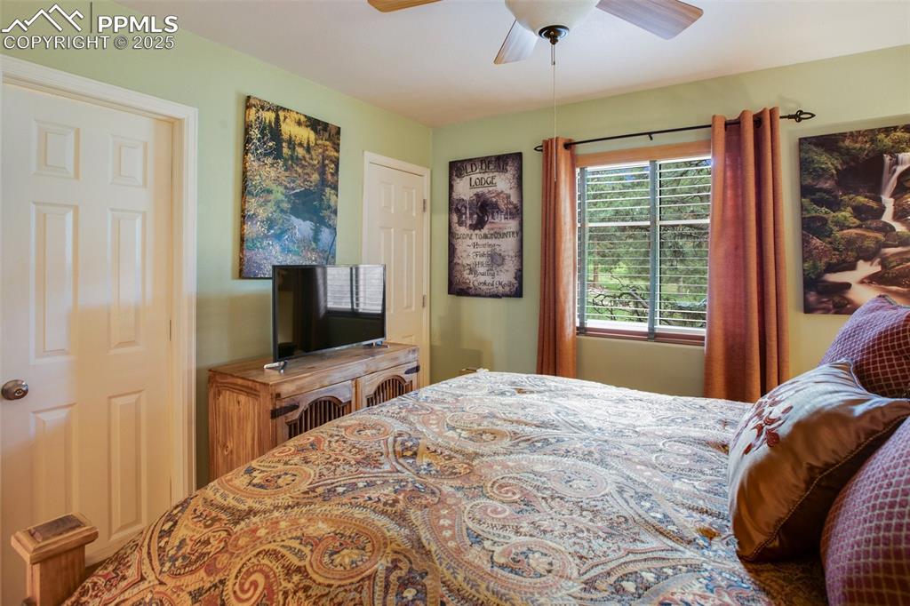 Image 21 of 32: Bedroom