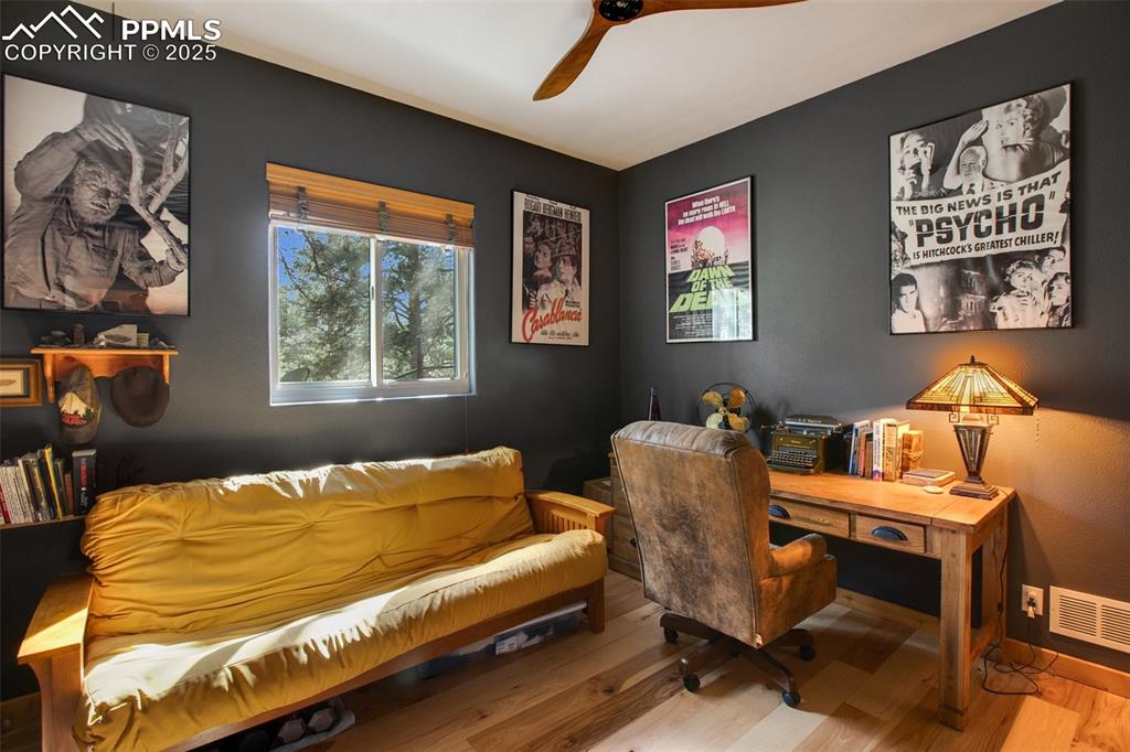 Image 22 of 32: Office