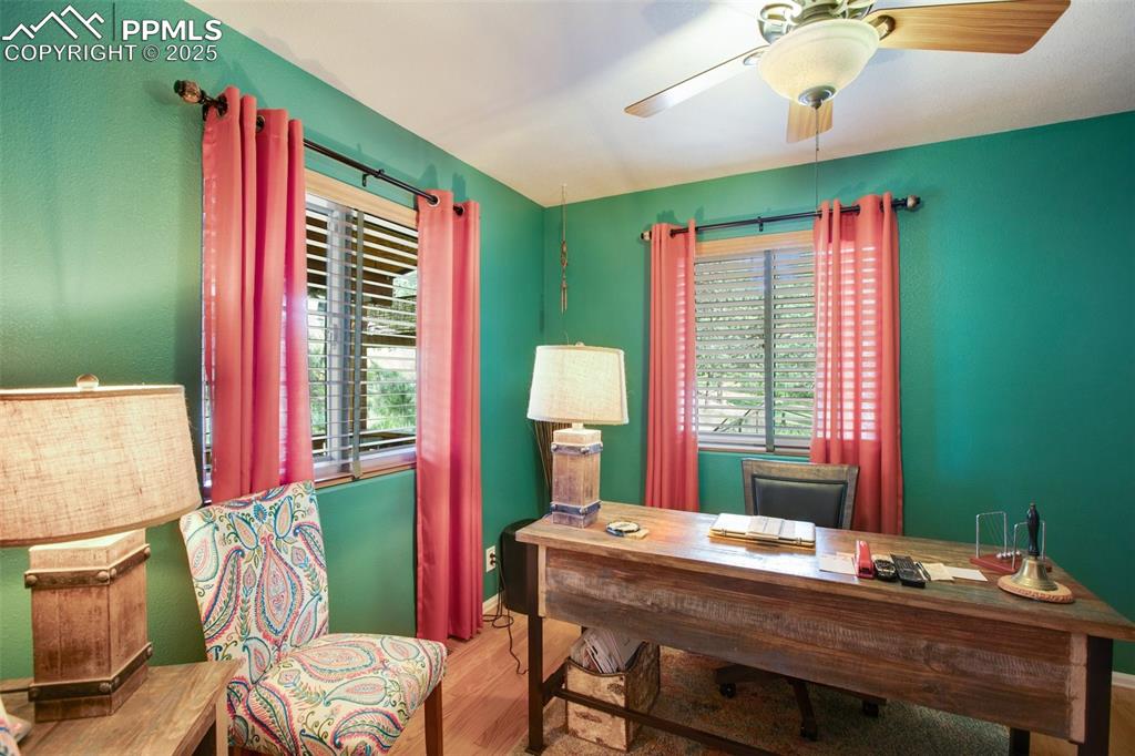 Image 24 of 32: Office