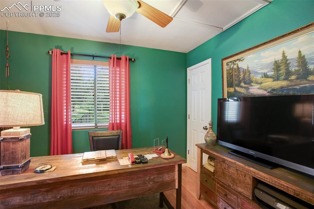 Image 25 of 32: Office