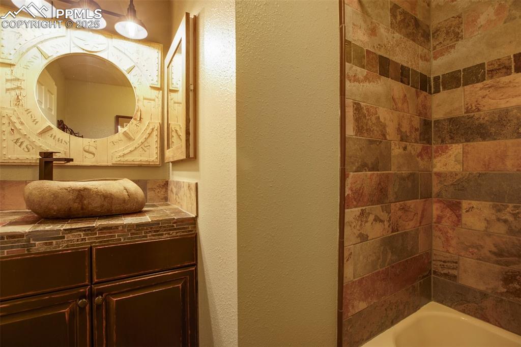 Image 27 of 32: Bathroom