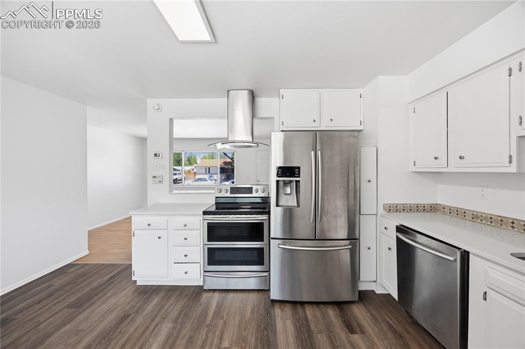 Image 11 of 33: Kitchen