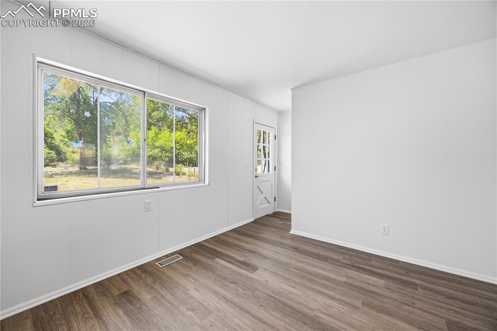 Image 12 of 33: Kitchen