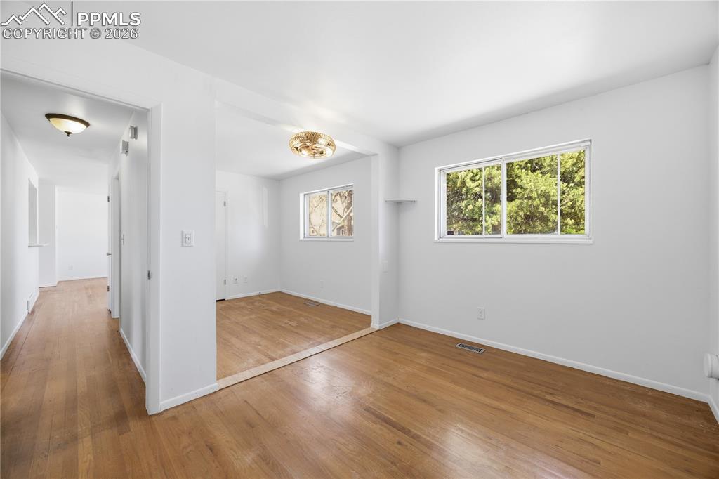 Image 16 of 33: Entry