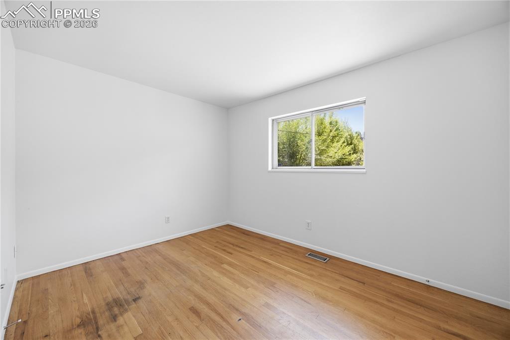 Image 17 of 33: Bedroom