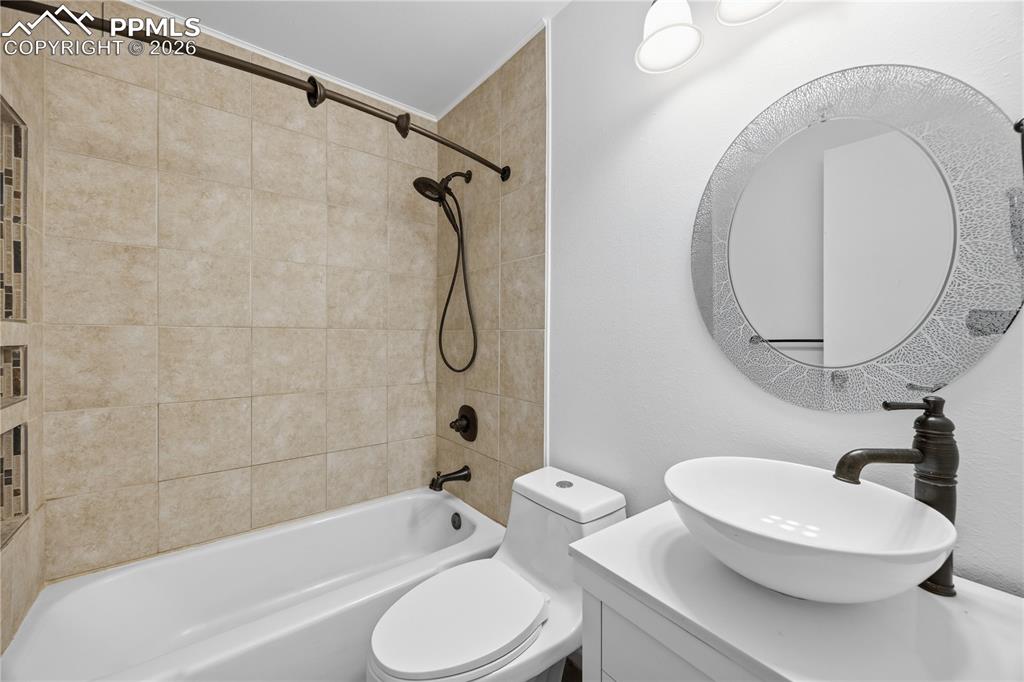 Image 22 of 33: Closet