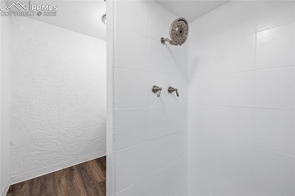 Image 23 of 33: Bathroom