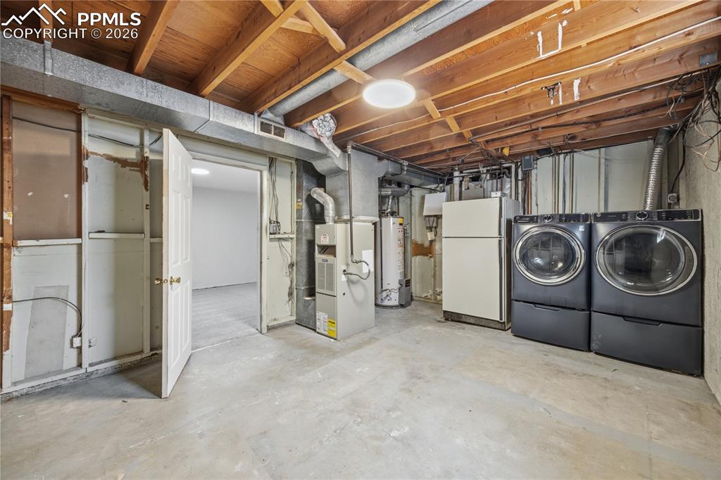 Image 25 of 33: Bathroom