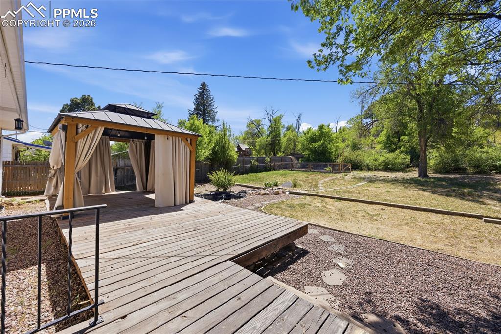 Image 31 of 33: Bedroom