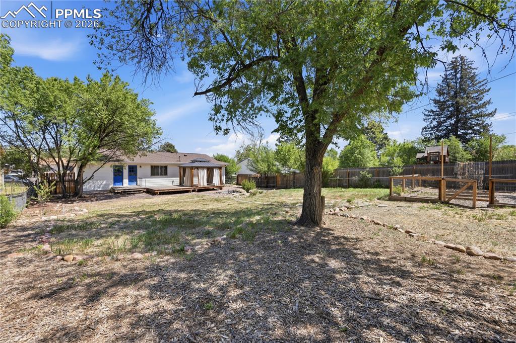 Image 32 of 33: Deck