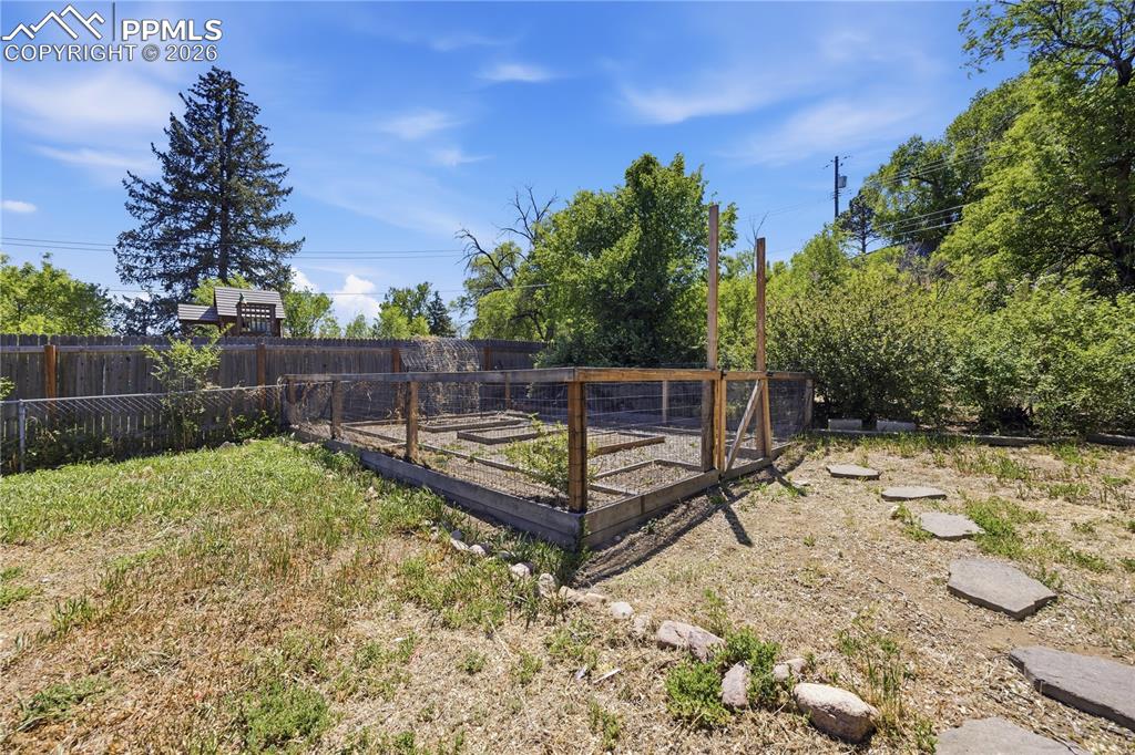 Image 33 of 33: Yard