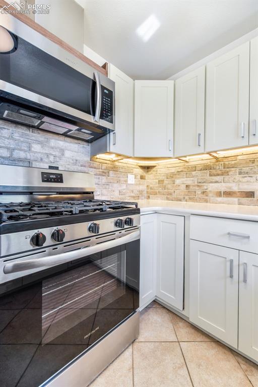 Image 10 of 50: Kitchen