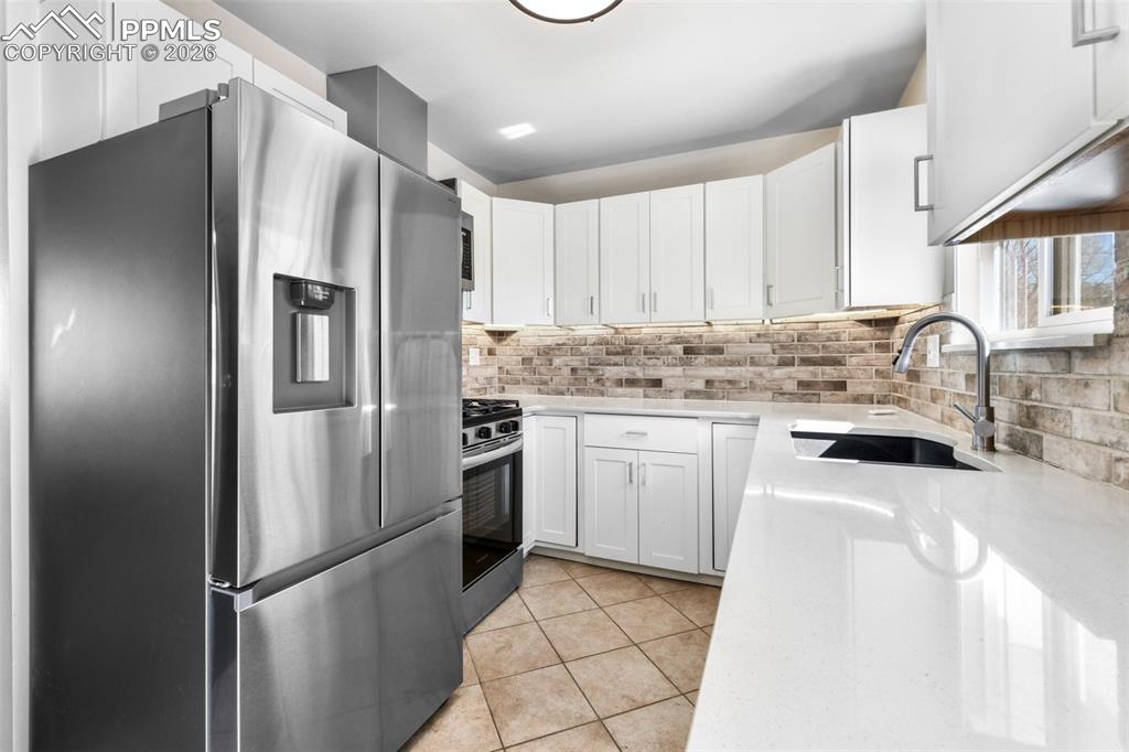 Image 12 of 50: Kitchen