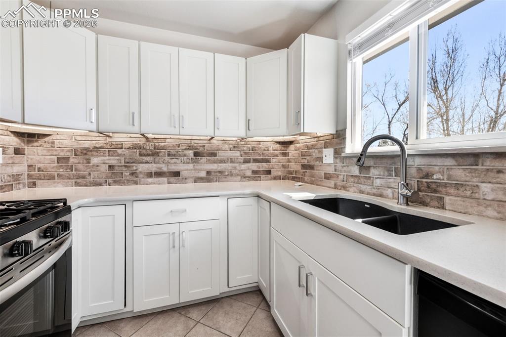 Image 13 of 50: Kitchen