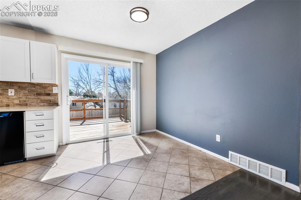 Image 14 of 50: Kitchen