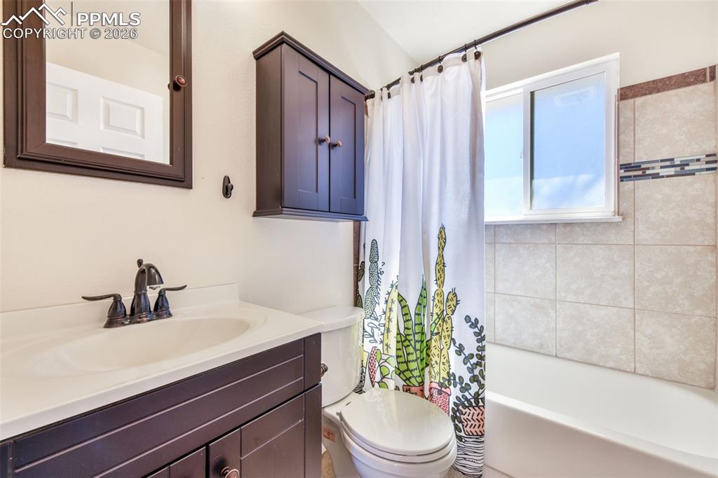 Image 17 of 50: Dining Area