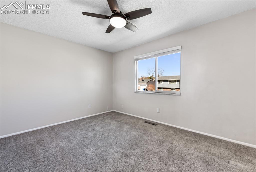 Image 18 of 50: Bedroom