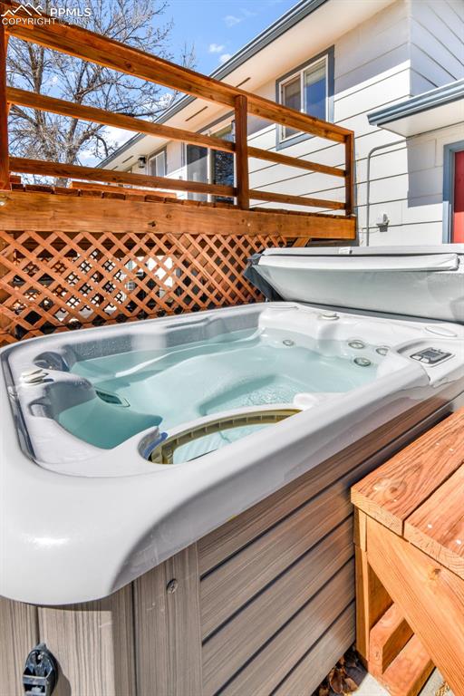 Image 32 of 50: Deck