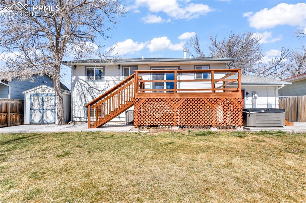 Image 36 of 50: Yard