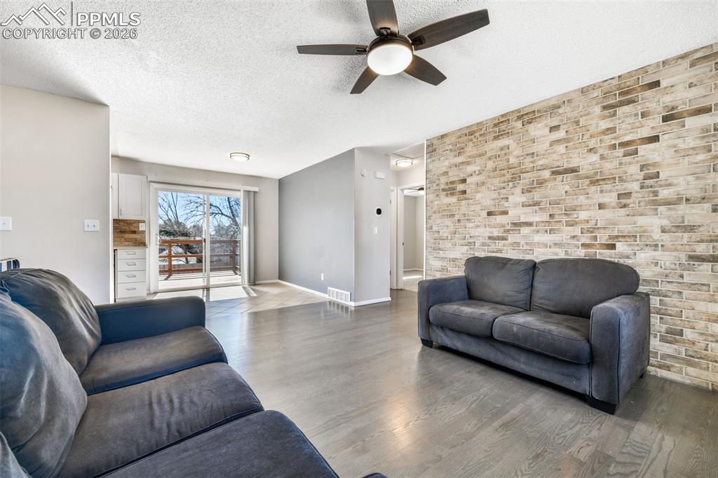 Image 6 of 50: Living Room