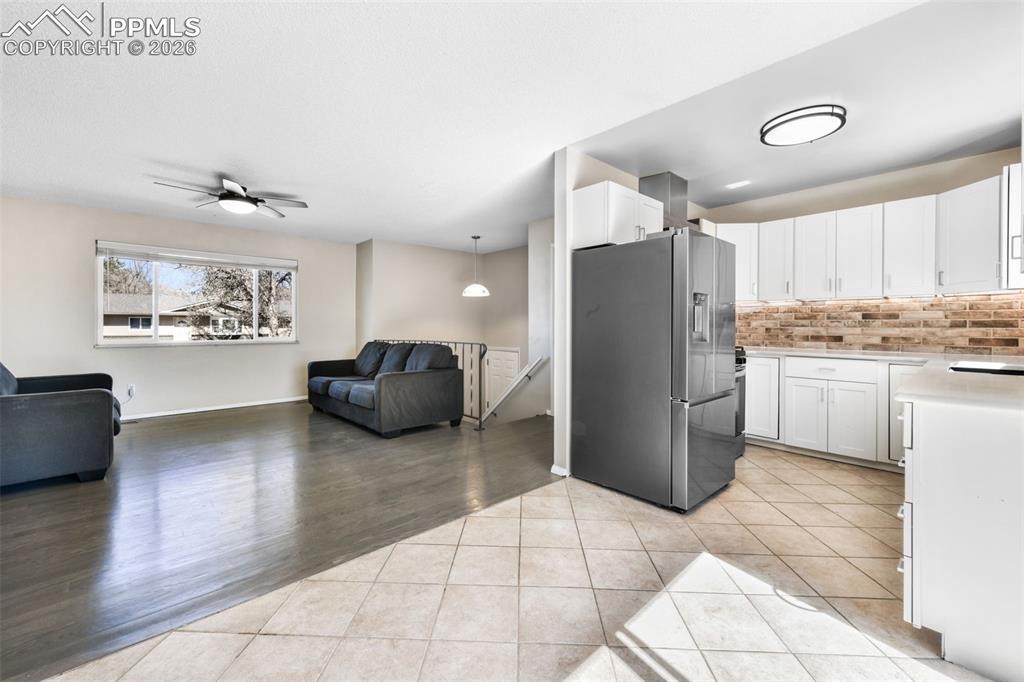 Image 7 of 50: Living Room