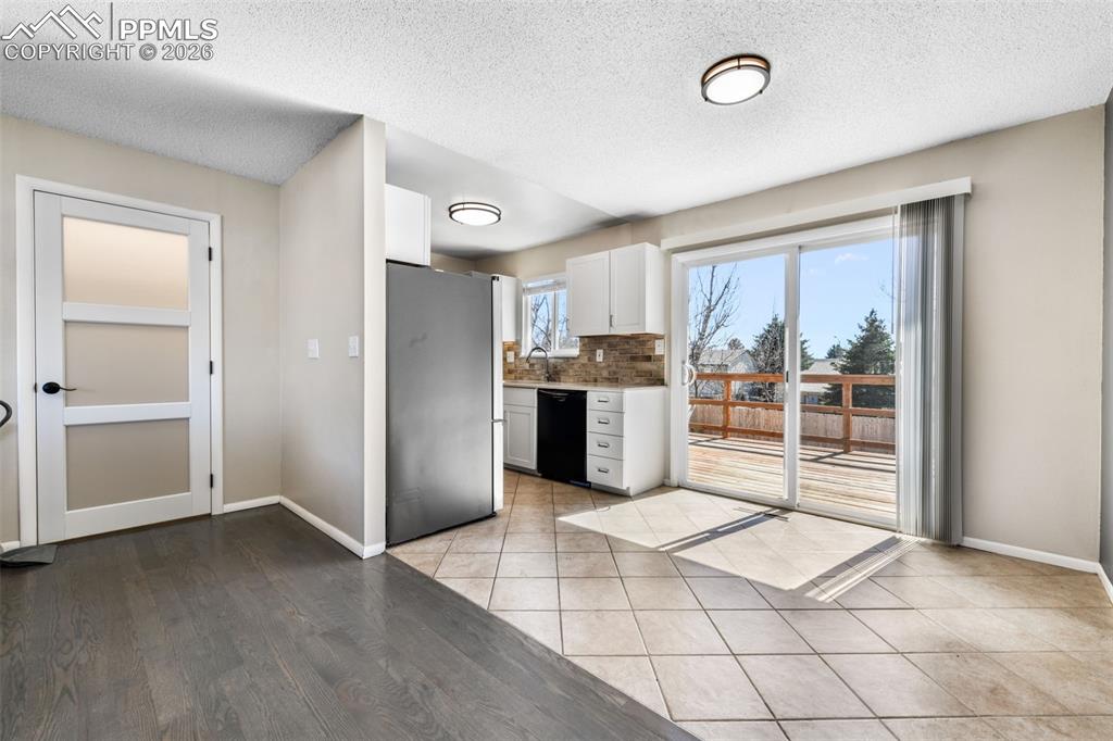 Image 8 of 50: Living Room