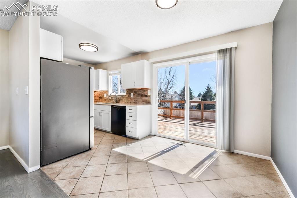 Image 9 of 50: Living Room