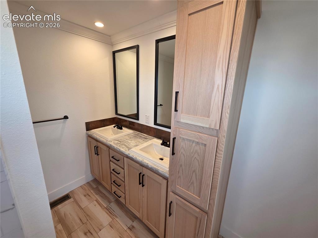 Image 7 of 9: Bathroom