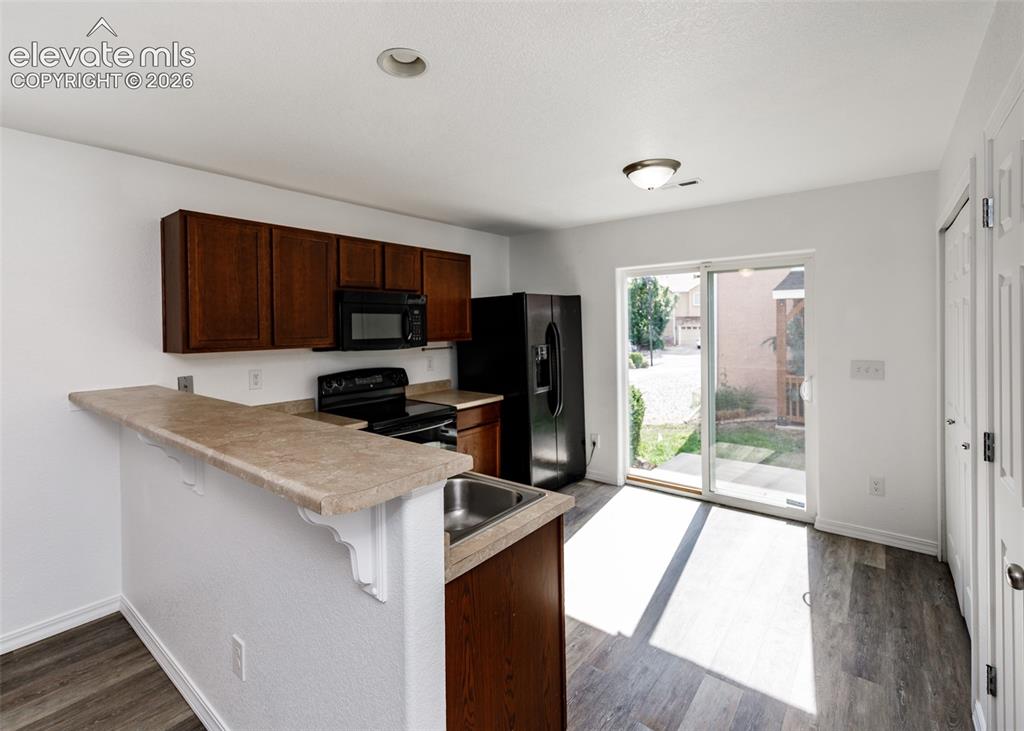 Image 10 of 42: Kitchen