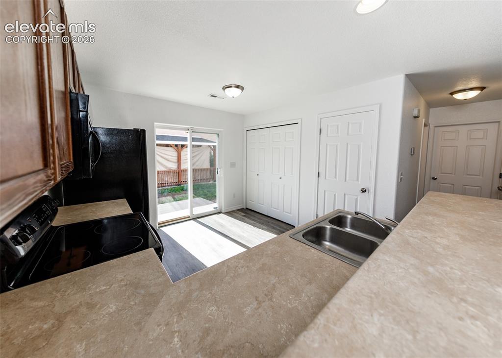 Image 16 of 42: Kitchen