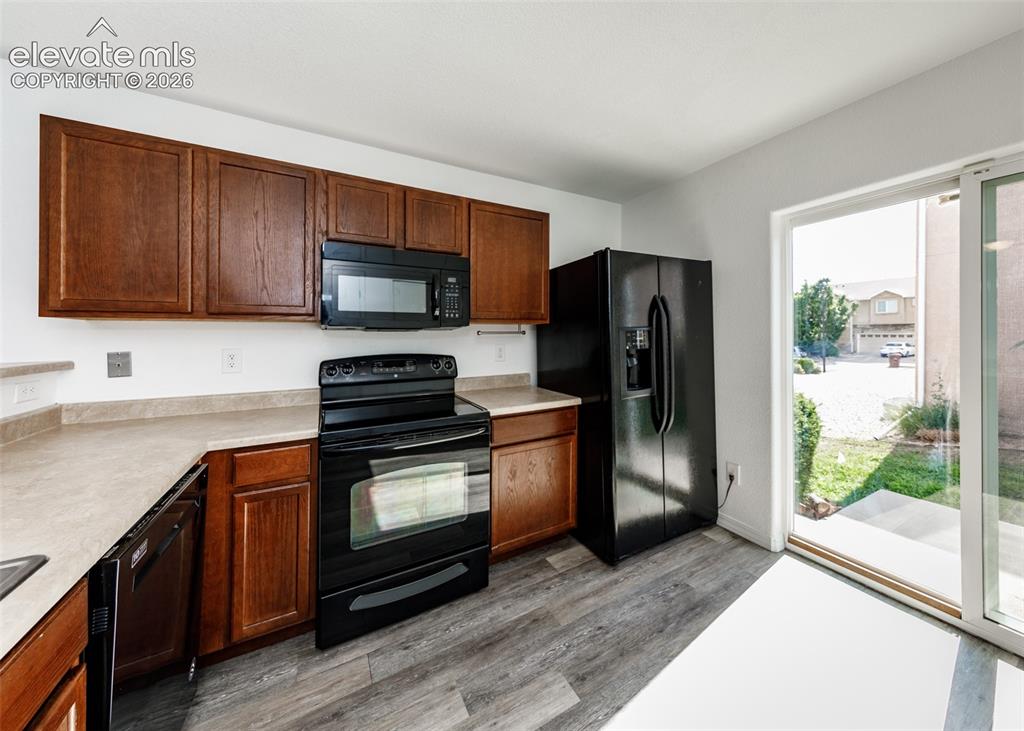 Image 17 of 42: Kitchen