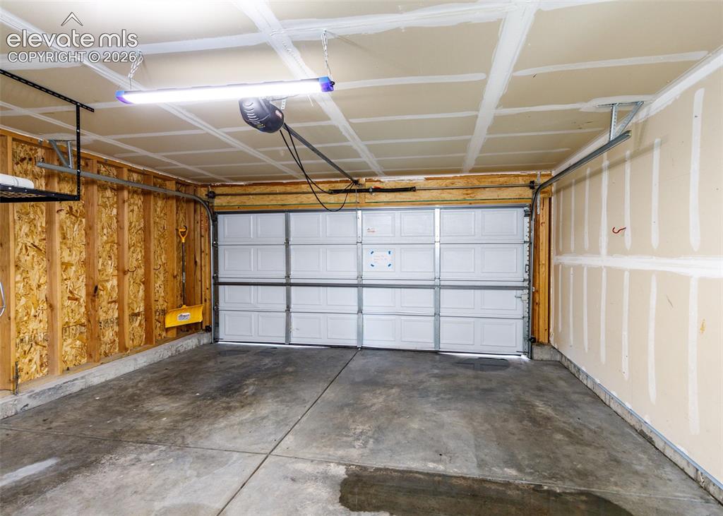 Image 40 of 42: Garage