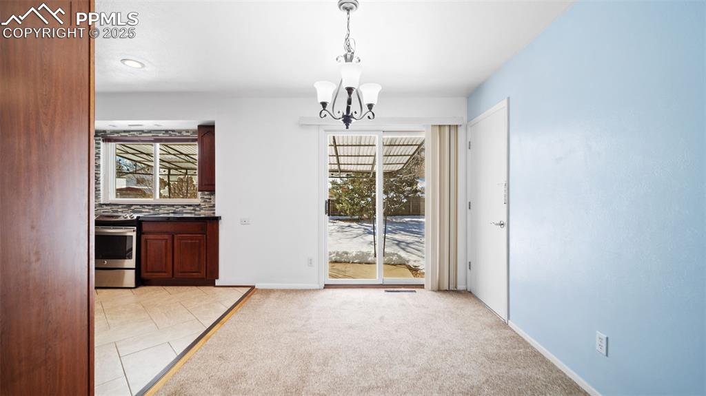 Image 10 of 27: Dining Area